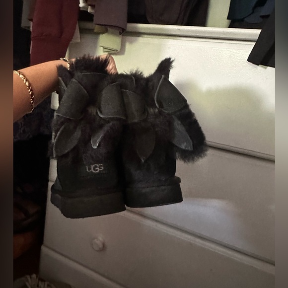 Uggs with Bailey Bows - Picture 2 of 4